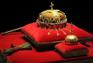 https://upload.wikimedia.org/wikipedia/commons/thumb/8/86/Crown%2C_Sword_and_Globus_Cruciger_of_Hungary2.jpg/320px-Crown%2C_Sword_and_Globus_Cruciger_of_Hungary2.jpg
